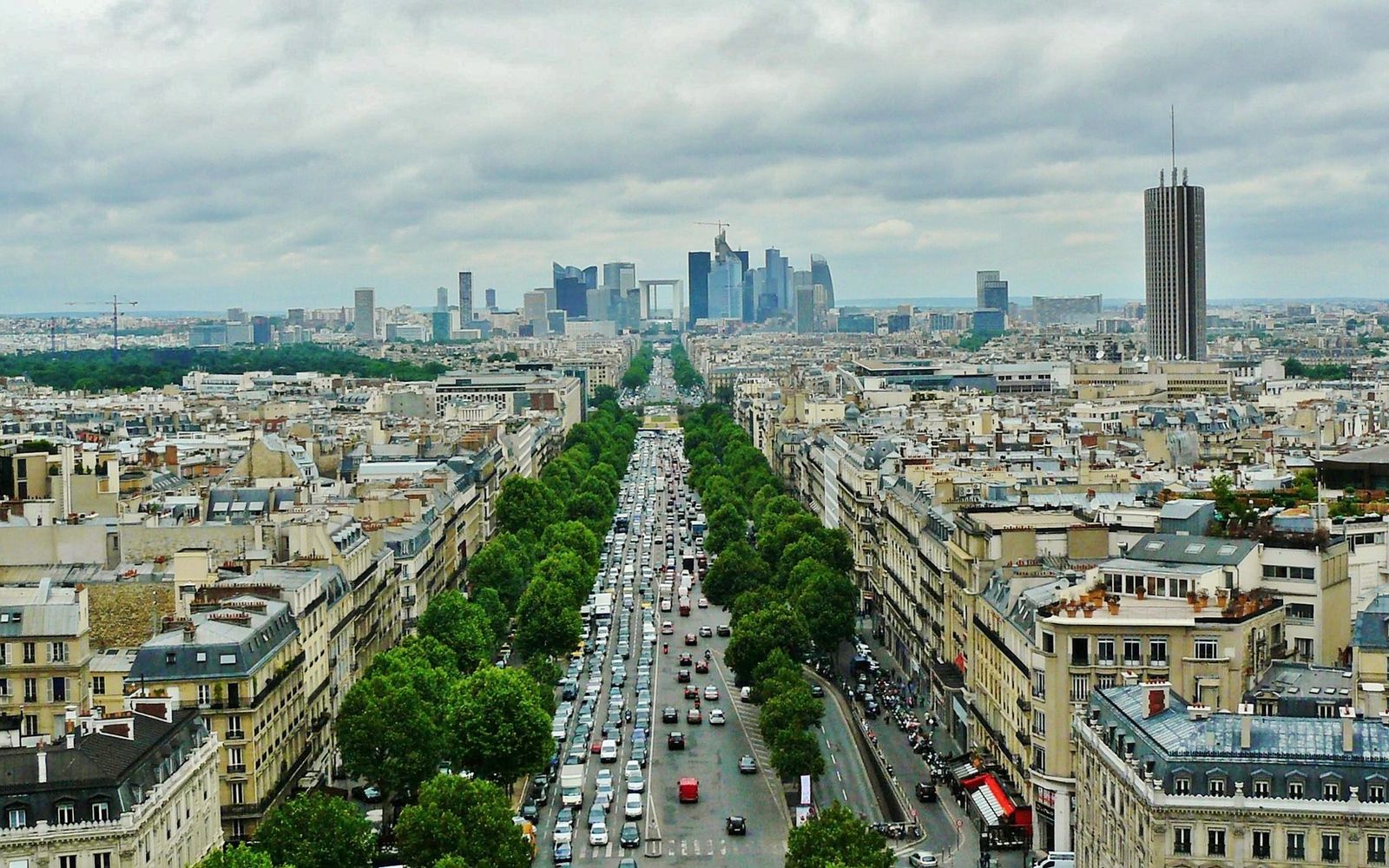 Vue aérienne de Paris vers le quartier d’affaires de La Défense