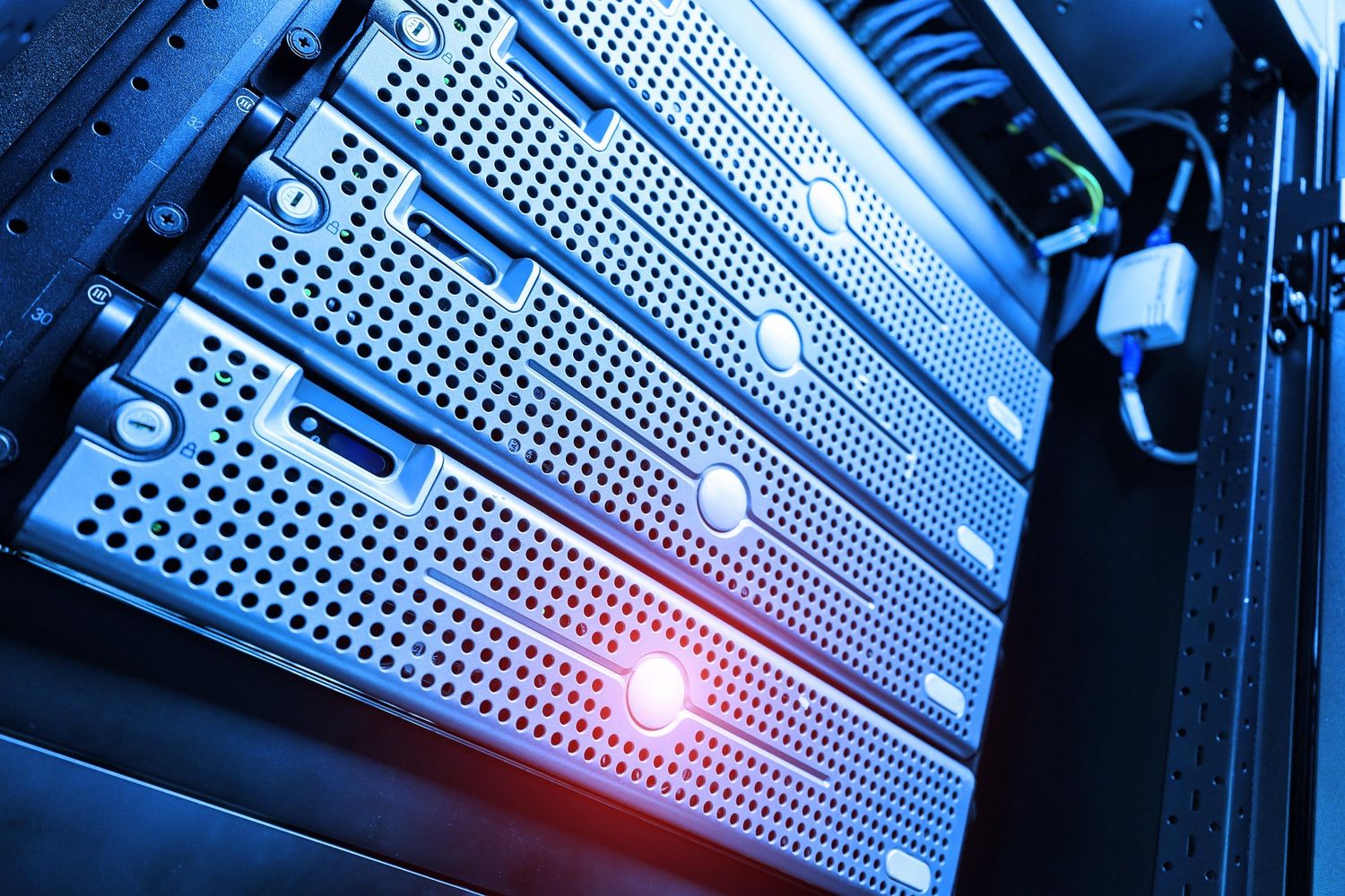 Baies de serveurs dans une salle informatique
