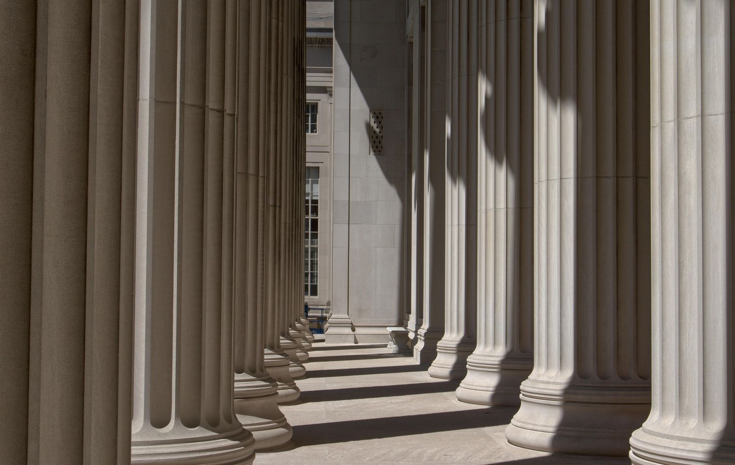 Colonnade de pierre en enfilade